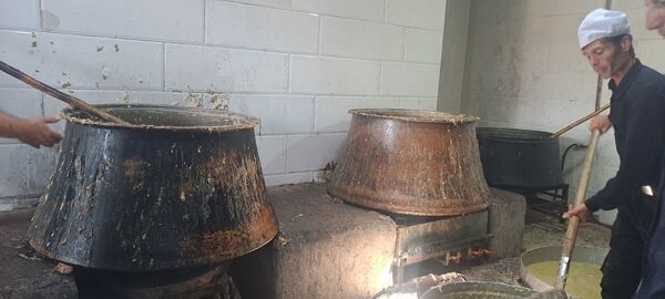 پخش نذری ظهر عاشورا در روستای حسن آباد بلهر 