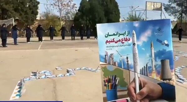 جشن انقلاب در دبستان لاله‌های انقلاب 