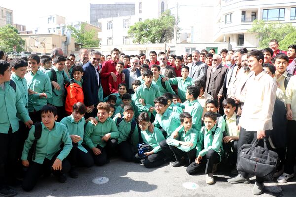 آیین نواختن زنگ سپاس معلم به مناسبت گرامیداشت مقام معلم در دبیرستان حکمت ناحیه 2 اراک
