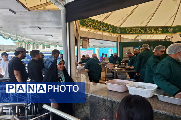 پذیرایی مردم بوشهر در چایخانه امام رضا(ع) 