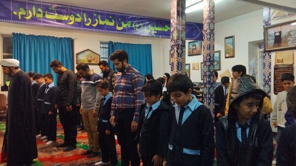 محفل انس با قرآن‌کریم و سفره افطاری در دبستان پسرانه آل‌یاسین شهرستان محلات