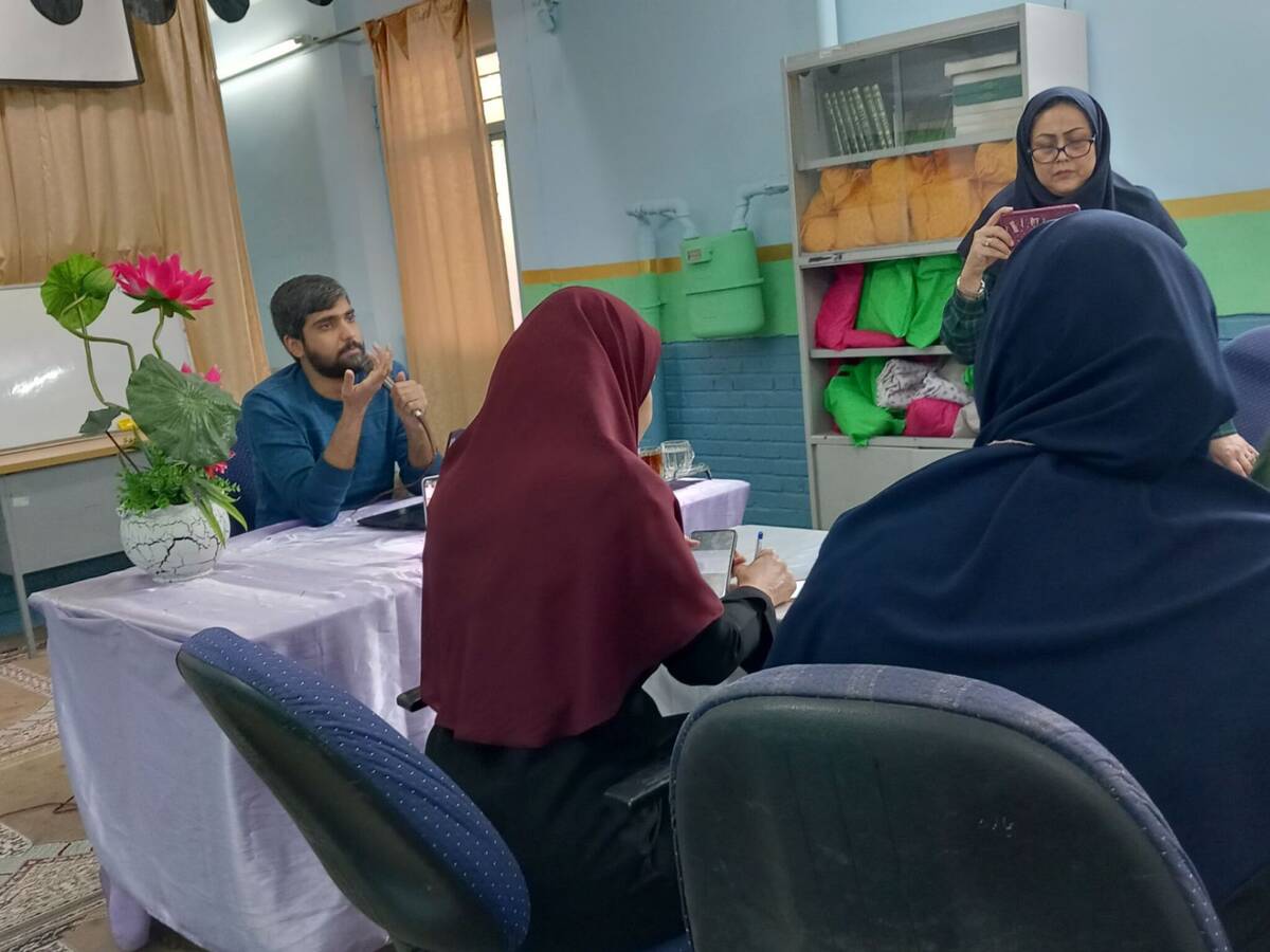 جلسه شورای دبیران در دبیرستان دخترانه فضه 