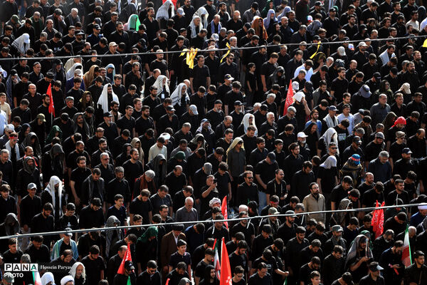  اقامه نماز بر پیکر مطهر رهبر شهید انقلاب و شهدای خانواده ایشان