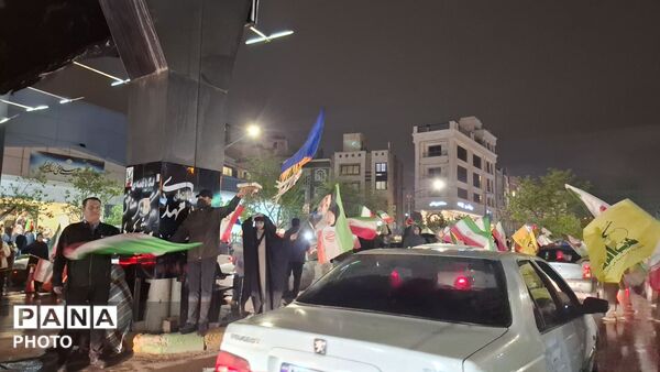 اجتماع پرشور مردم مشهد در خیابان هاشمیه با وجود بارش باران