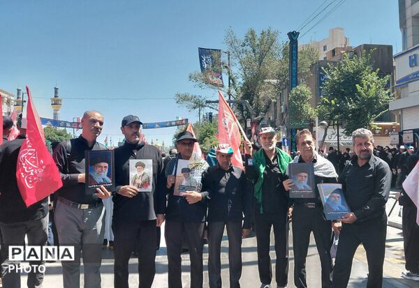 بدرقه باشکوه رهبر شهید در مشهد مقدس در جوار حرم مطهر رضوی