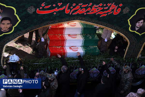 تشییع پیکرهای ۱۰۰ شهید گمنام از مقابل دانشگاه تهران