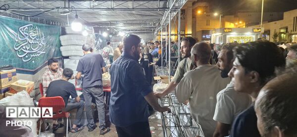ایستگاه شادی در دروازه‌ی تهران؛ طعم شیرین میلاد در قلب راه‌آهن