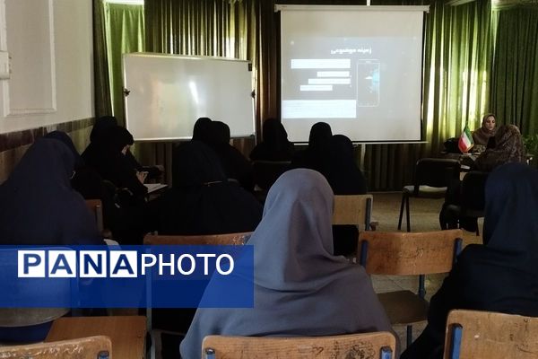 برگزاری مینی دوره هوش مصنوعی در دبیرستان حکمت بهارستان‌دو