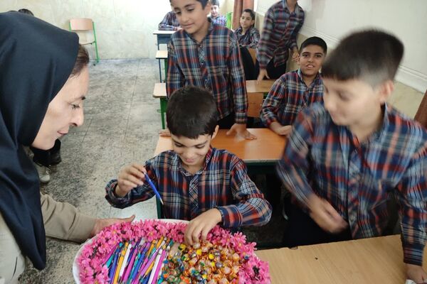  بزرگداشت روز دانش آموز در آموزشگاه معارف۶ شیراز 