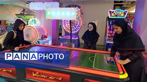 اردوی تفریحی دانش‌آموزان دبیرستان شاهد افشار در شهربازی خلیج فارس