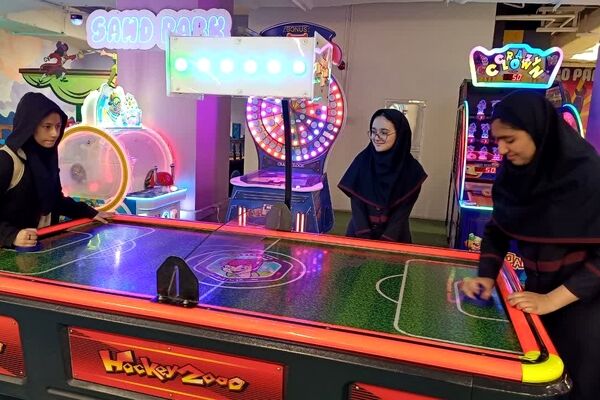 اردوی تفریحی دانش‌آموزان دبیرستان شاهد افشار در شهربازی خلیج فارس