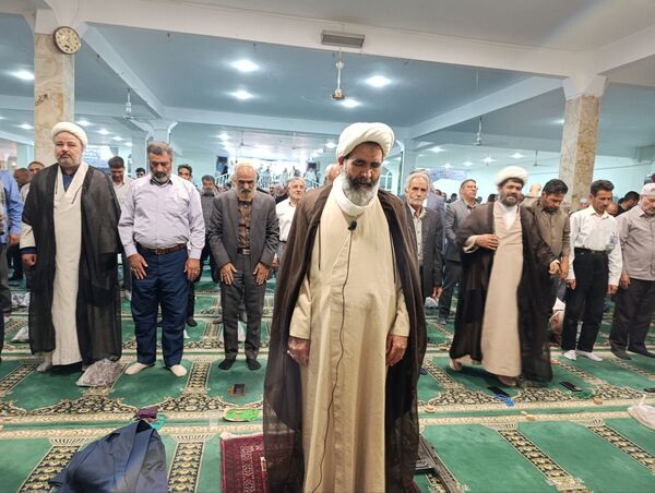 حضور دانش‌آموز خبرنگاران پانا در نماز جمعه به مناسبت روز خبرنگار