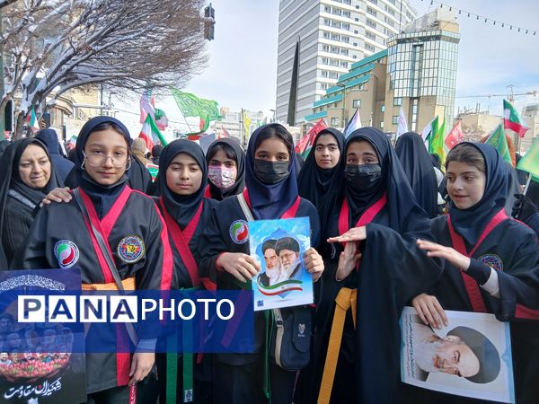 حضور پرشور مردم مشهدی در راهپیمایی ۲۲ بهمن 