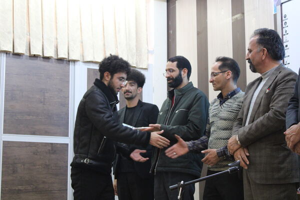 تجلیل از دانش‌آموزان برگزیده در چهل ودومین جشنواره فرهنگی هنری امید فردا شهرستان بن