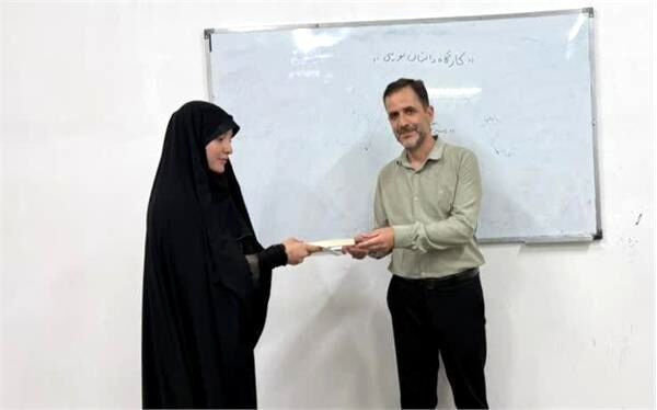 تجلیل اداره فرهنگ ‌و ارشاد اسلامی محلات از هنرمند و دانش‌آموزخبرنگار پانا شهر نیم‌ور