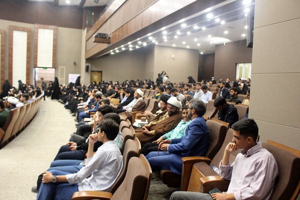 تقدیر از دانش‌آموزان و فرهنگیان برگزیده مسابقات قرآنی در استان قم