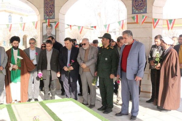 آغاز دهه فجر فیروزکوه با گلباران مزار شهدای گمنام