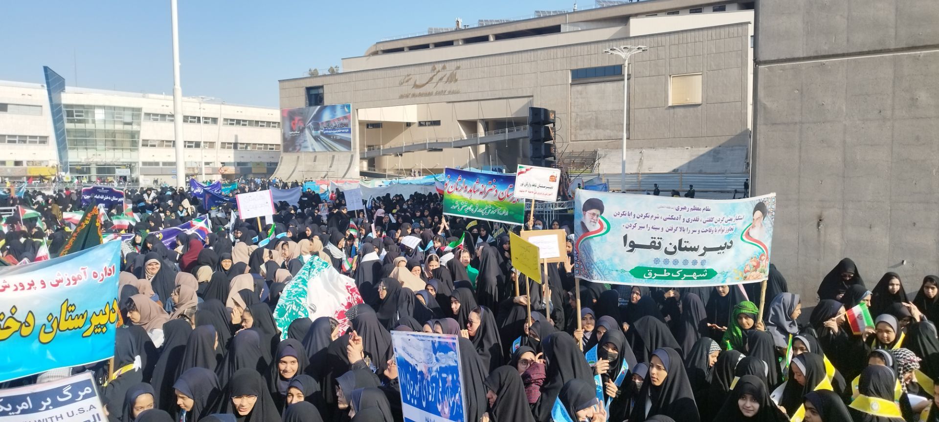 راهپیمایی سیزدهم آبان ماه با حضور دختران دبیرستان شاهد وارثان نور 