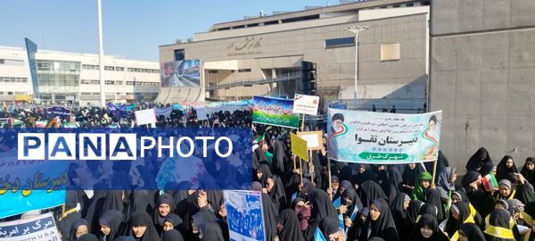 راهپیمایی سیزدهم آبان ماه با حضور دختران دبیرستان شاهد وارثان نور 
