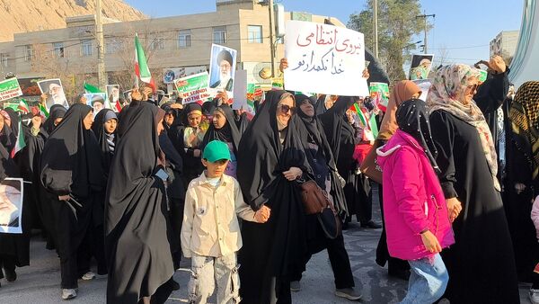 اجتماع حماسی مردم شهرستان زرقان در محکومیت اقدامات تروریستی اخیر
