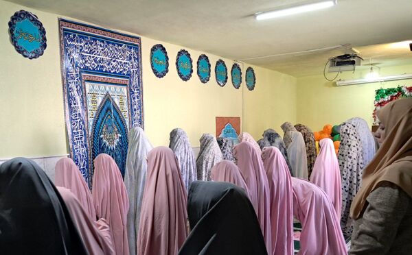 شرکت دانش‌آموزان مدرسه حضرت زینب(س) در نماز جماعت