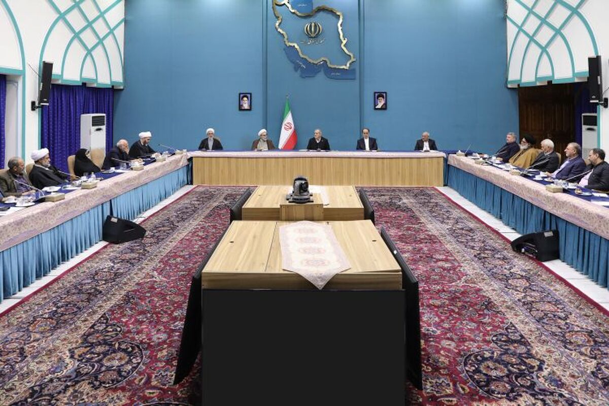 پزشکیان: در دهه فجر آرمان‌های انقلاب را نه‌ تنها در گفتار بلکه در عمل زنده کنیم