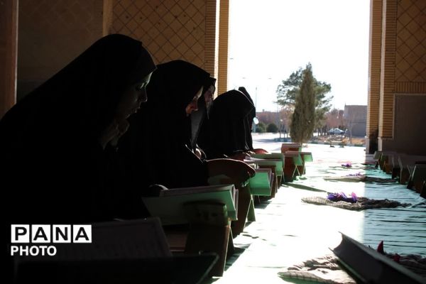 برنامه جزء خوانی قرآن کریم در گلزار شهدای شهرستان مروست