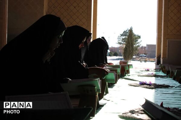 برنامه جزء خوانی قرآن کریم در گلزار شهدای شهرستان مروست