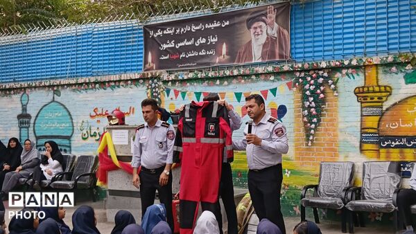 وقتی قهرمانان بی ادعا،مشق ایثار دادند. مدرسه رحمانی فرد میزبان آتش‌نشانان