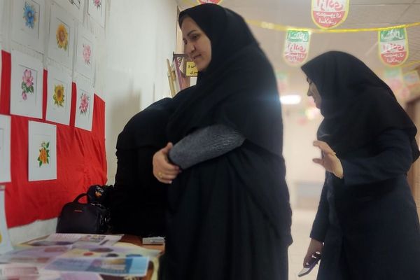 آماده‌سازی آثار هنرجویان در نمایشگاه دهه فجر رباط‌کریم