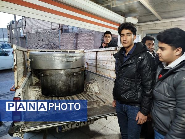 آماده‌سازی غذای افطاری با کمک دانش‌آموزان دبیرستان نمونه آیت‌الله خامنه‌ای 