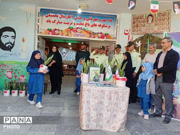 دبستان شاهد شهید عامل میزبان جمعی از نیروهای انتظامی به مناسبت هفته نیرو انتظامی
