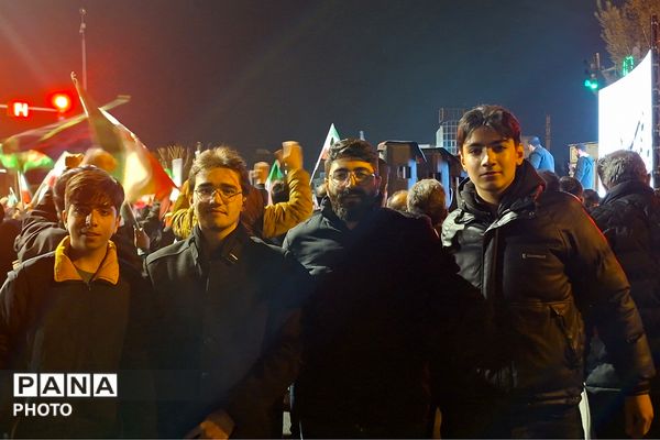 قرچکی‌ها خیابان را رها نمی‌کنند
