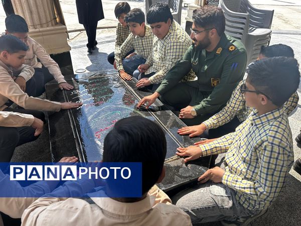 عطر‌افشانی و غبارروبی مزار شهدای بستک