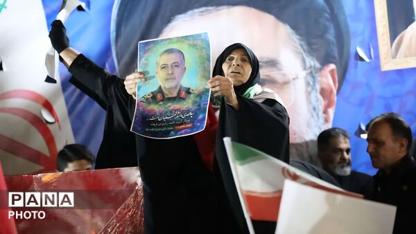 تشییع پیکر پاک سردار شهید محمدرشیدی فرهاد بر دستان مردم کرج 