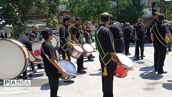 شور حسینی در خیابان های شهر؛عاشورا در قاب زنجیر زنان