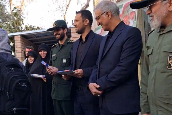 نواختن زنگ هفته بسیج در دبیرستان عرفان