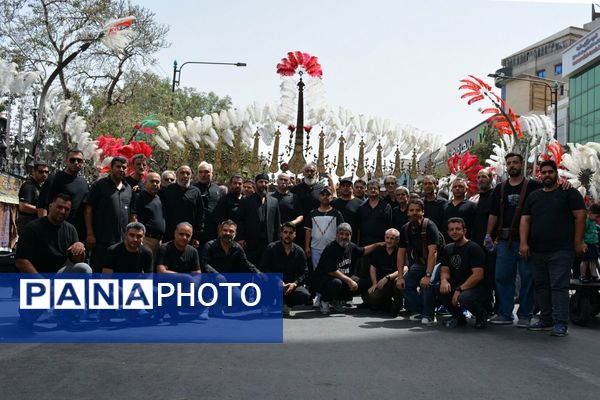 پرچم‌های عزا بر فراز حرم امام رضا(ع)