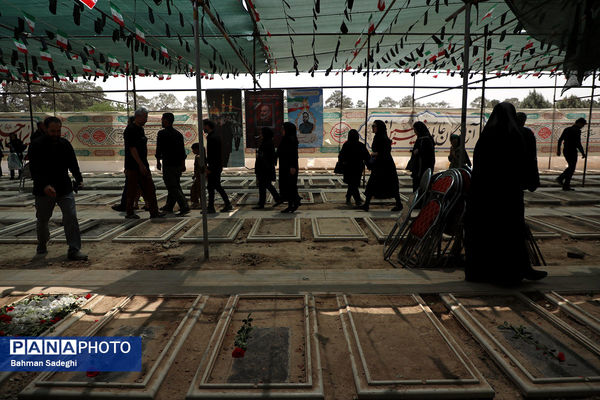 حال و هوای ظهر عاشورا در قطعه شهدای جنگ تحمیلی رژیم صهیونیستی