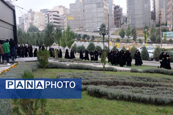 بازدید دانش آموزان و دانشجو معلمان اردبیلی از نمایشگاه هفته دفاع مقدس 