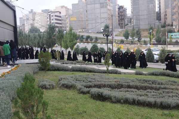 بازدید دانش آموزان و دانشجو معلمان اردبیلی از نمایشگاه هفته دفاع مقدس 