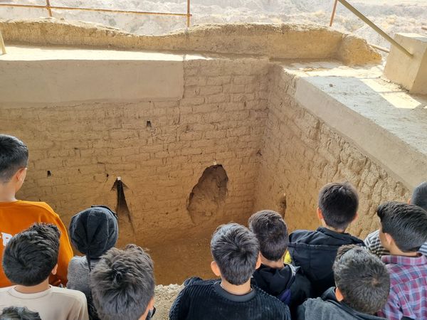 بازدید دانش‌آموزان دبیرستان نمونه دولتی پژوهش آشخانه از محوطه تاریخی ریوی