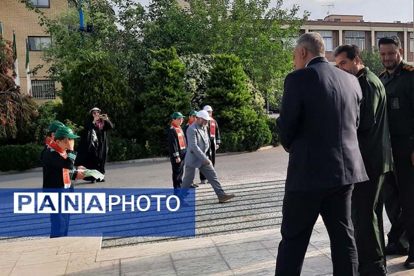 استقبال دانش‌آموزان پیشتاز از فرمانده سپاه استان تهران در اداره کل آموزش و پرورش شهرستانهای تهران