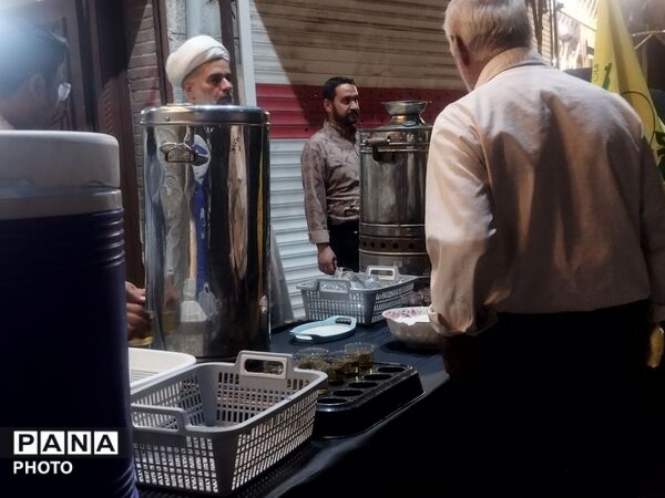 طعم خدمت در چایخانه‌ «گلشن»؛ روایت میزبانی طلاب در صد و هشتاد و سومین شب شهادت
