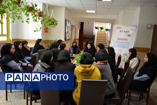 برای اولین‌بار برگزاری کافه ۵۷ در دبیرستان‌ نمونه دولتی ولایت بهارستان‌دو