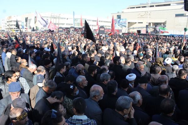 بدرقه پیکر مطهر ۱۳ شهید گمنام در اجتماع عظیم فاطمیون مشهد
