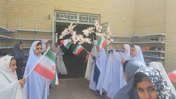 آغاز سال تحصیلی با طنین گلبانگ توحید در دبستان دخترانه ام‌البنین یزد