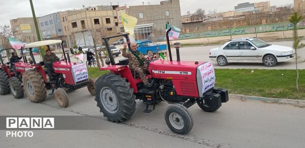 رژه تراکتورسواران کبودراهنگ در حمایت از نیرو‌های مسلح