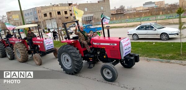رژه تراکتورسواران کبودراهنگ در حمایت از نیرو‌های مسلح