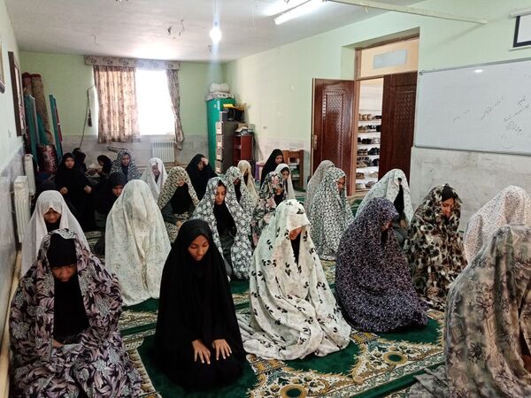 نمازجماعت دردبیرستان حاج مهدی روحانی ارغا